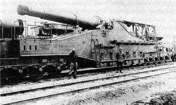 Тяжелое артиллерийское орудие на железнодорожной платформе
