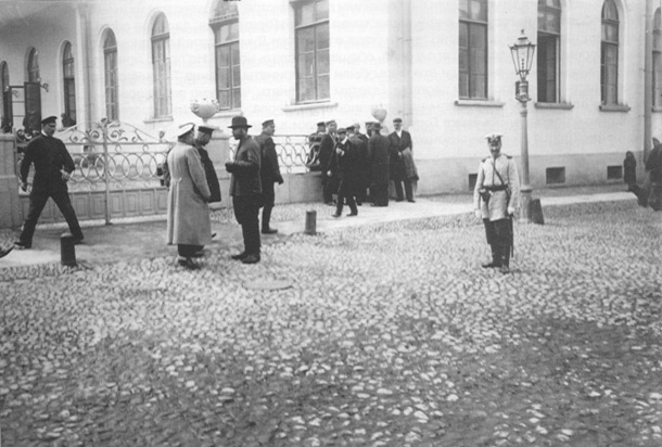 Члены I Государтсвенной Думы у Таврического дворца после роспуска Думы 9 июля 1906 года (СПб)