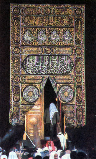 Камень Кааба в Большой мечети в Мекке глубоко почитается мусульманами