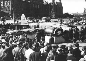 Сбитый немецкий самолет, выставленный в центре Москвы. Июль 1941 г.