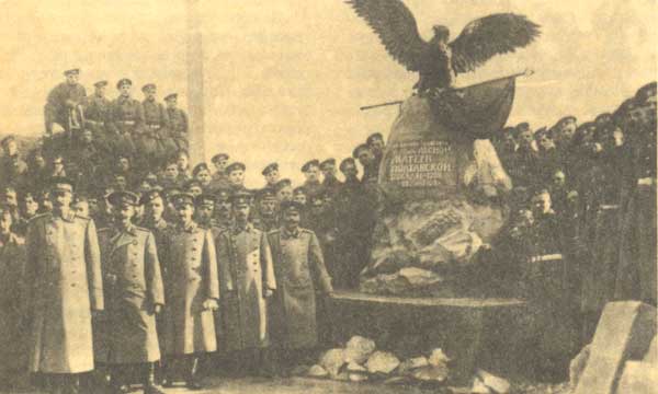 Семеновский полк у памятника при деревне Лесной