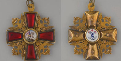 Знак в виде креста к ордену Св. Александра Невского. Лицевая (слева) и оборотная стороны знака