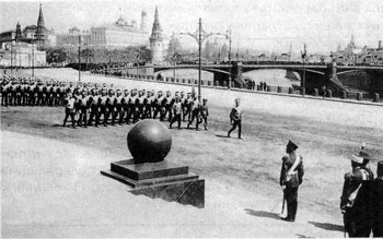 Празднование 300-летия дома Романовых. Император Николай II
принимает парад. 1913 г.
