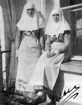 Великие княжны Ольга и Татьяна в форме сестер милосердия