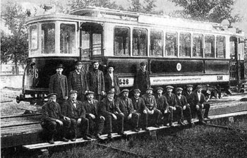 Группа мастеров Сормовского завода рядом с трамваем, выпущенным на этом предприятии. 1911 г.