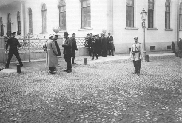 Члены I Государственной Думы у Таврического дворца после роспуска Думы 9 июля 1906 года (СПб)