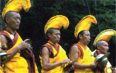 Эти тибетские монахи-буддисты в ритуальных костюмах, распевающие гимны, - часть церемонии в г. Вашингтон, шт. Нью-Джерси, США