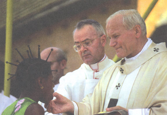 Папа Римский во время обряда причастия в Кисангани, в Конго (бывшем Заире)