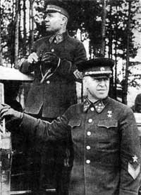 Нарком обороны маршал С. К. Тимошенко и командующий Киевским особым военным округом генерал армии Г. К. Жуков на войсковых учениях. 1940 г. Нарком обороны маршал С. К. Тимошенко и командующий Киевским особым военным округом генерал армии Г. К. Жуков на войсковых учениях. 1940 г.