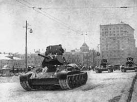 После парада на Красной площади танки направляются на фронт. 7 ноября 1941 г.