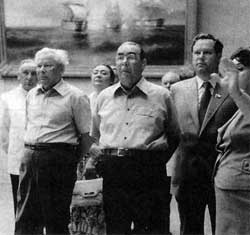 Л. И. Брежнев и К. У. Черненко во время осмотра картинной галереи И. К. Айвазовского в Феодосии. 1979 г.