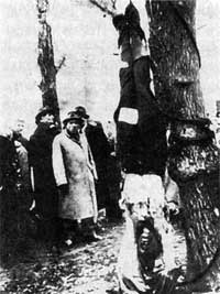 Расправа с членом компартии. Будапешт, октябрь 1956 г. Расправа с членом компартии. Будапешт, октябрь 1956 г.