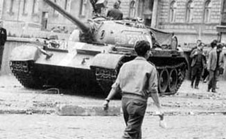 Советский танк в Праге. Август 1968 г. Советский танк в Праге. Август 1968 г.