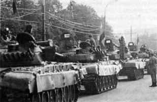 На танках появились трехцветные флаги — войска выходят из-под контроля ГКЧП. Москва, август 1991 г