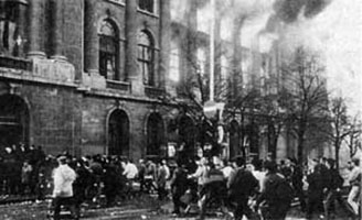 Восставшие жители Бухареста штурмуют одно из зданий в центре города. Декабрь 1989 г.