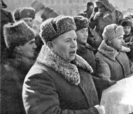 Митинг в Сталинграде в честь разгрома немецко-фашистских войск. Выступает Н.С.Хрущев. 4 февраля 1943 г.