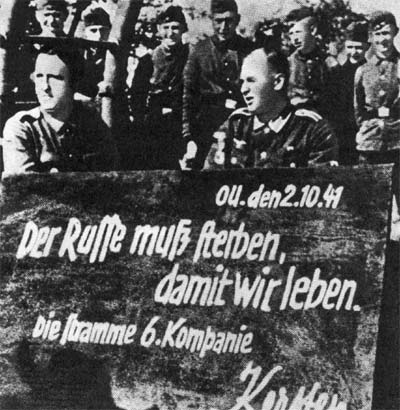 Надпись на школьной доске: «Русский должен умереть, чтобы мы могли жить». Оккупированная территория СССР, 10 октября 1941